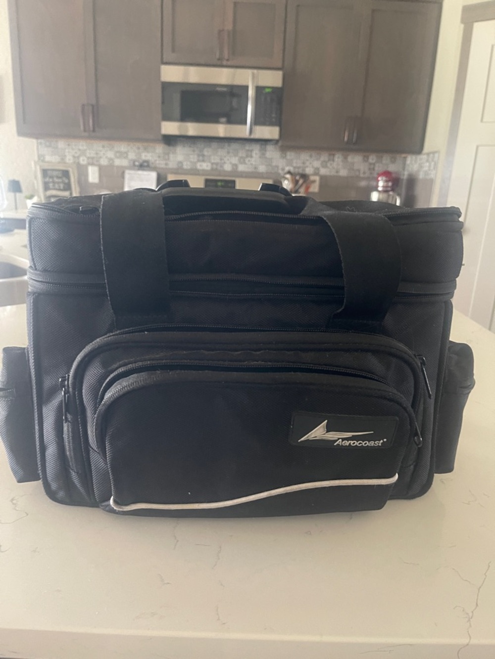 Black Aerocoast lunch bag.
Perfect for flight crews, or packing healthy lunches